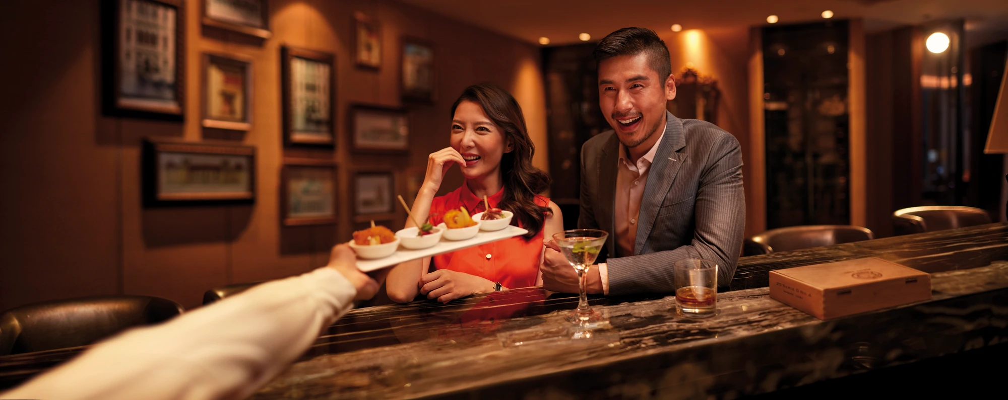 IHG 优悦会品牌摄影：酒店酒吧中的情侣与服务人员