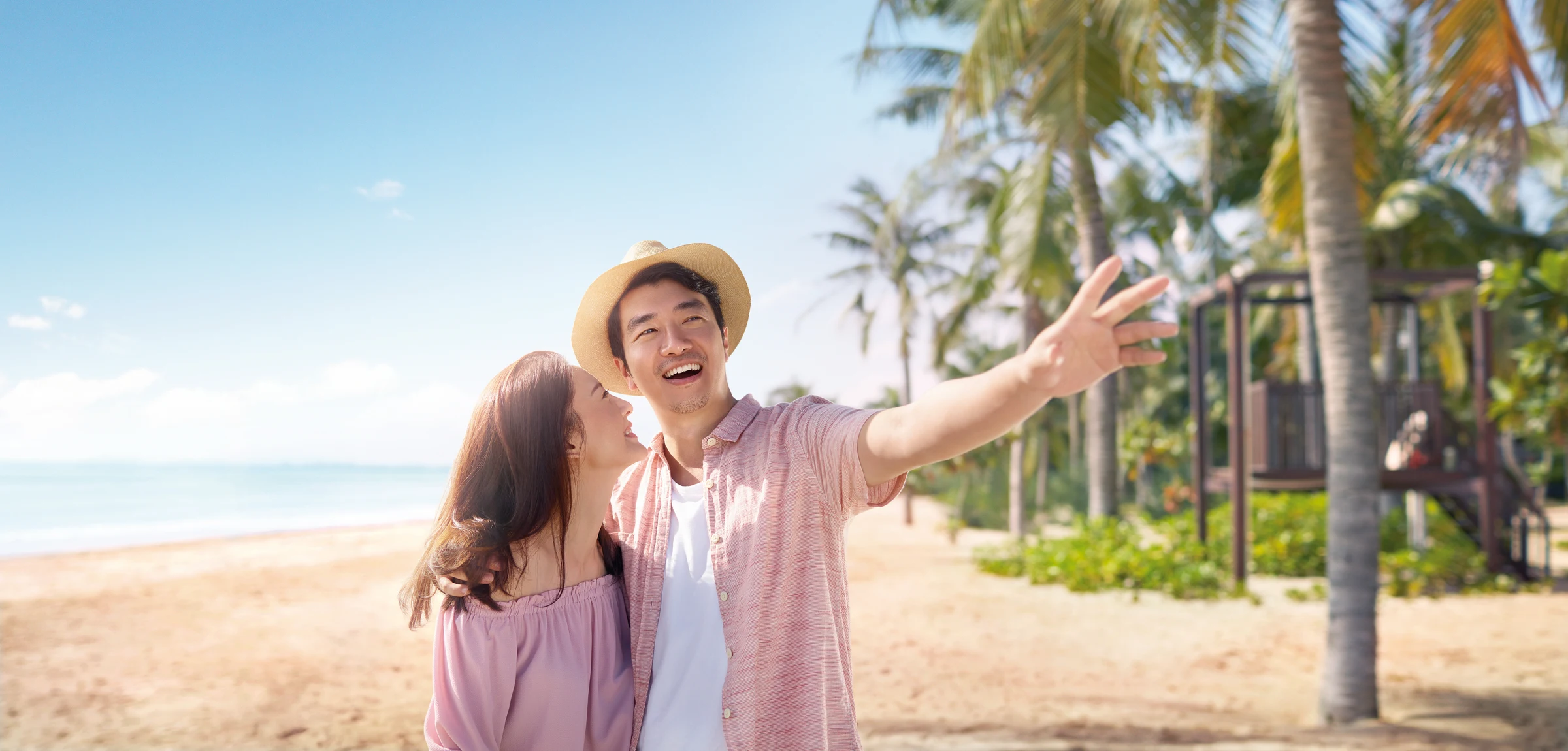 IHG Accelerate 海边合影品牌摄影，情侣在棕榈树与海滩前微笑自拍