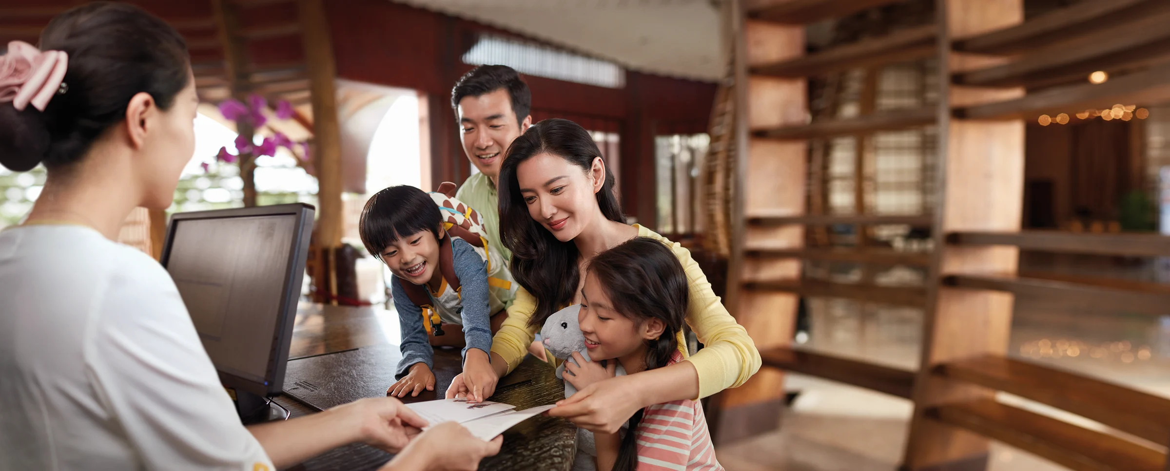 IHG Your Rate 原品牌摄影：一家人在酒店前台办理入住