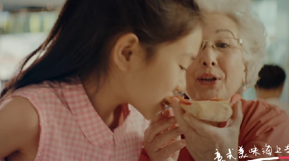 歌诗达影片中不同代际的家庭成员分享美食