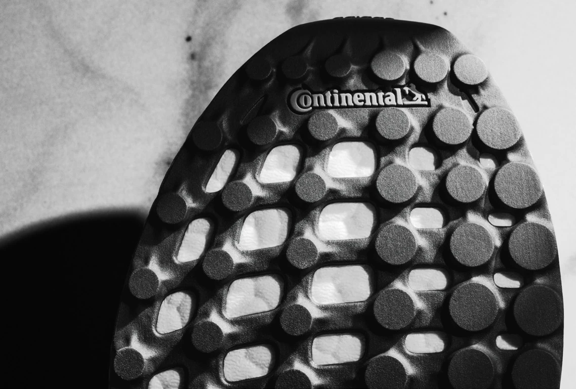 SS16 ULTRABOOST 外底的 Continental 标志与网状结构