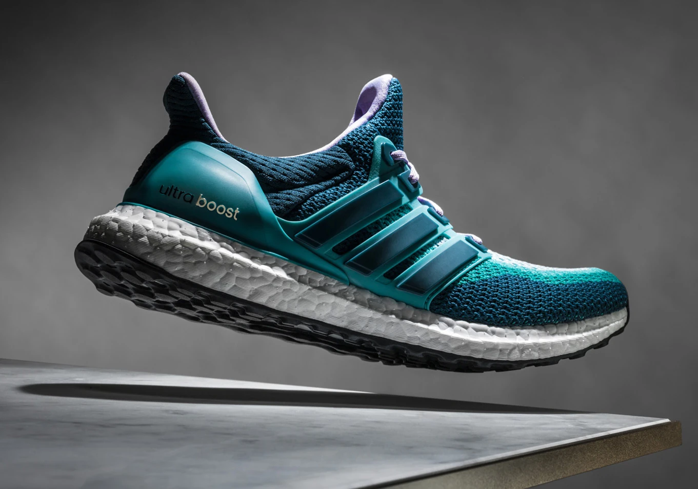 SS16 ULTRABOOST 青绿色跑鞋原始产品摄影