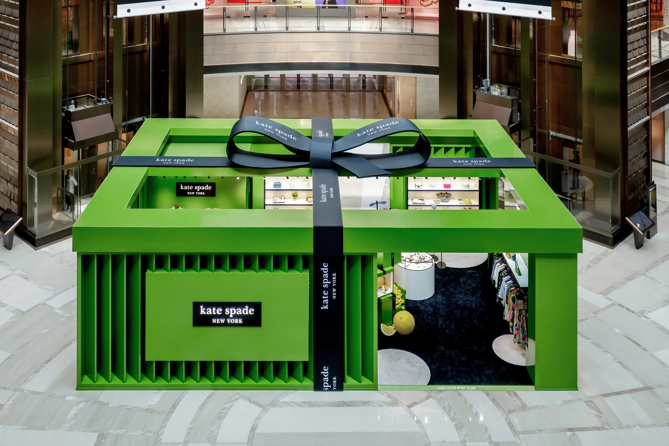 kate spade 绿盒奇遇大型绿色礼盒空间