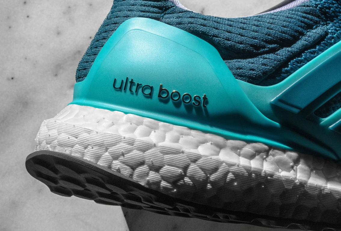 SS16 ULTRABOOST 后跟与白色 BOOST 中底细节