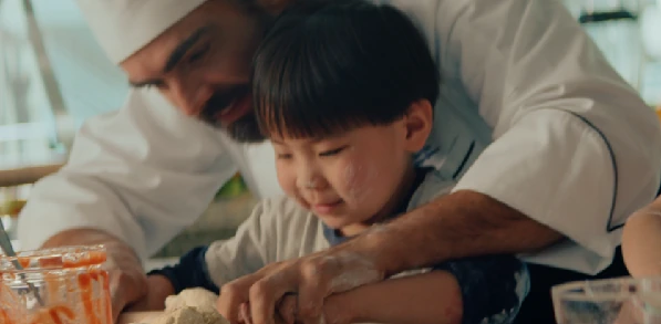 歌诗达影片中孩子和厨师一起做披萨